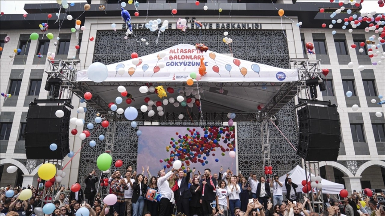 İstanbul'da kanseri yenen çocuk için gökyüzüne balonlar bırakıldı