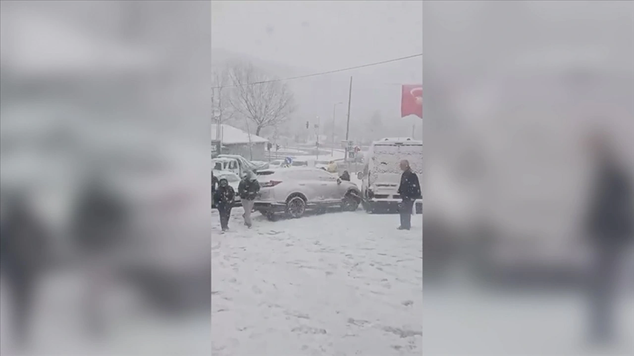 İstanbul'da kar nedeniyle oluşan hasarlı kazalar cep telefonu kamerasında