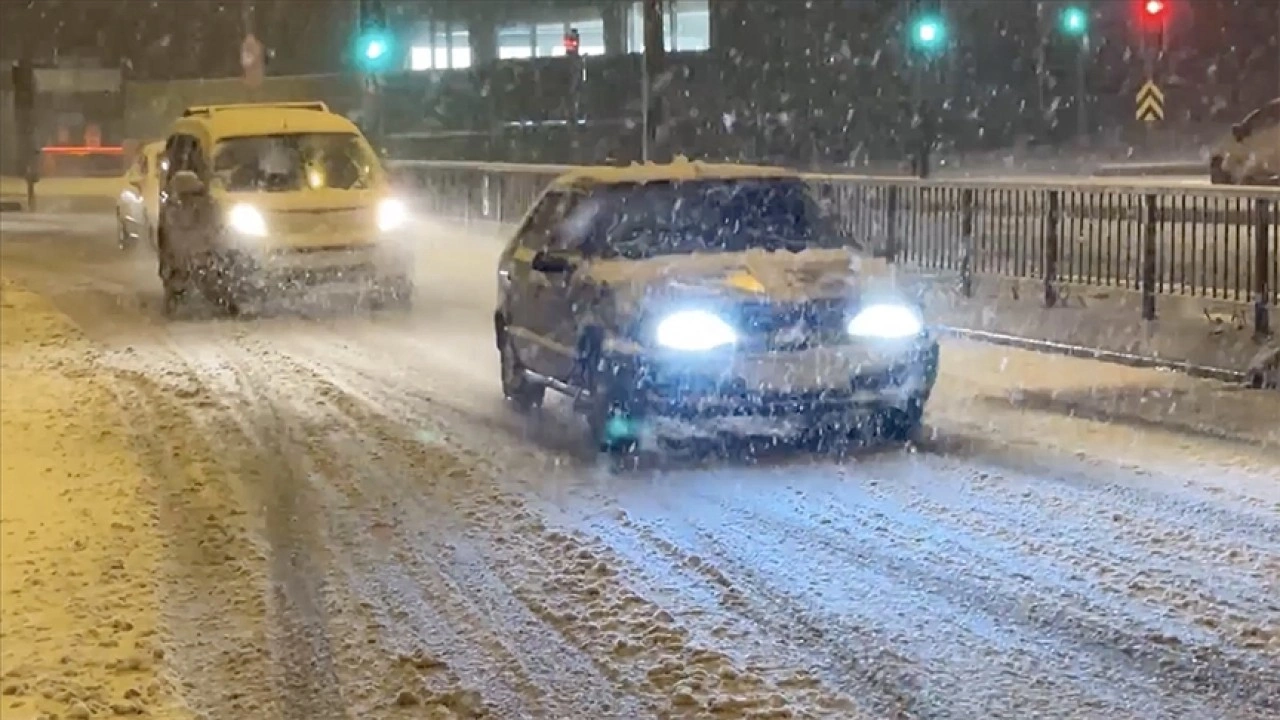 İstanbul'da kar yağışı etkisini s&uuml;rd&uuml;r&uuml;yor