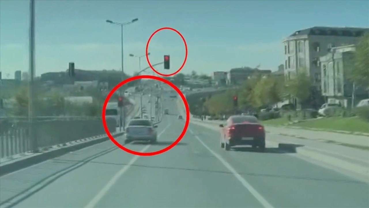 İstanbul'da kırmızı ışık ihlali yapan 2 araç sürücüsü yakalandı