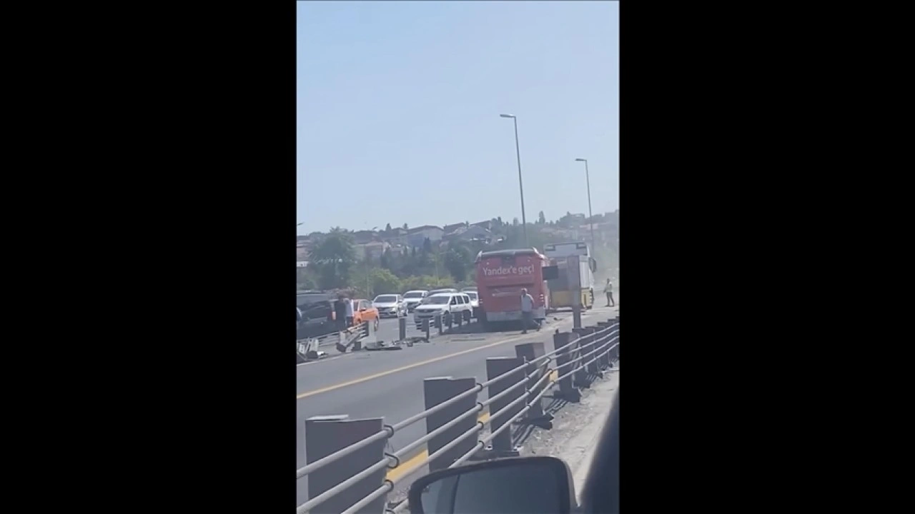 İstanbul'da kontrolden çıkan metrobüs bariyerlere çarptı