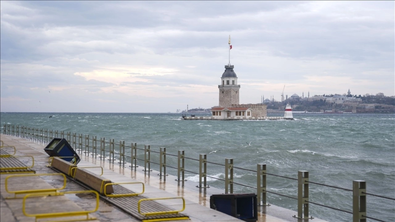 İstanbul'da lodos etkisini s&uuml;rd&uuml;r&uuml;yor