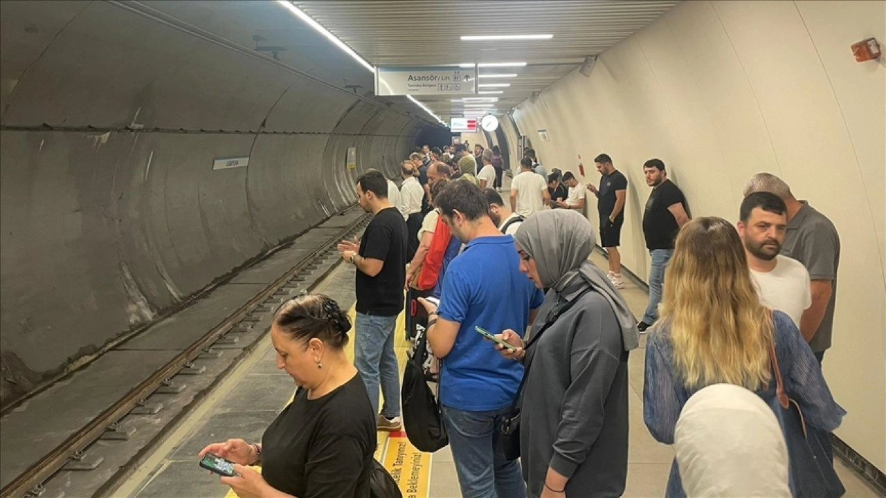 İstanbul'da M3 Bakırköy-Kayaşehir Metro Hattı'nda teknik arıza nedeniyle yoğunluk oluştu