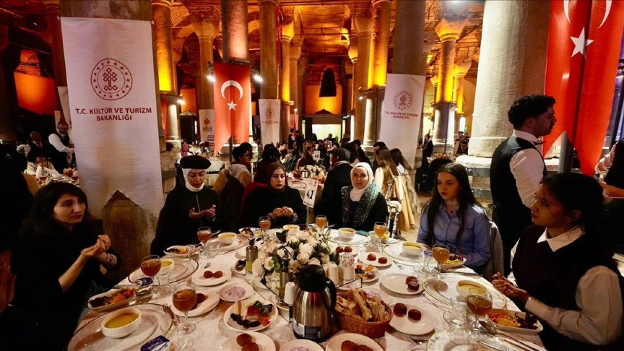 İstanbul'da &ouml;ğrenim g&ouml;ren uluslararası &ouml;ğrenciler, Binbirdirek Sarnıcı'nda iftar yaptı
