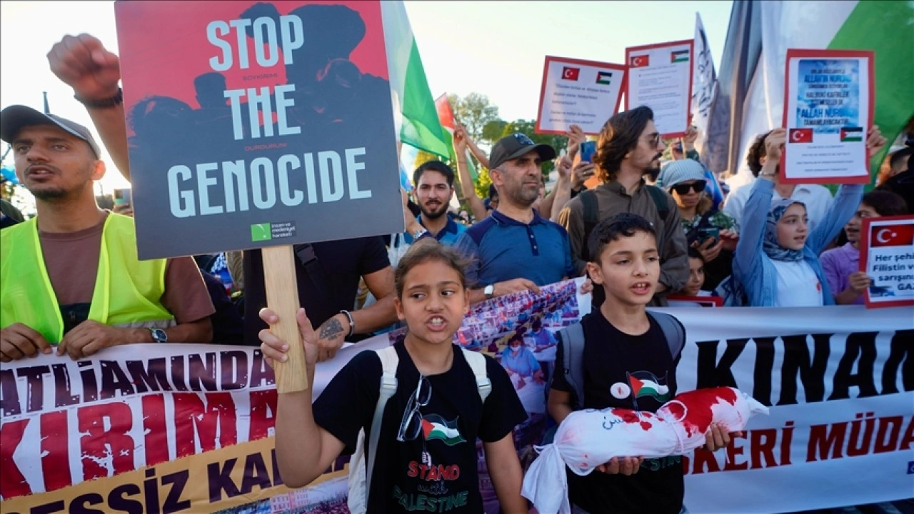İstanbul'da Open Rafah grubundan "Hazreti Muhammed'e sevgi, Gazze'ye refah" yürüyüÅŸü