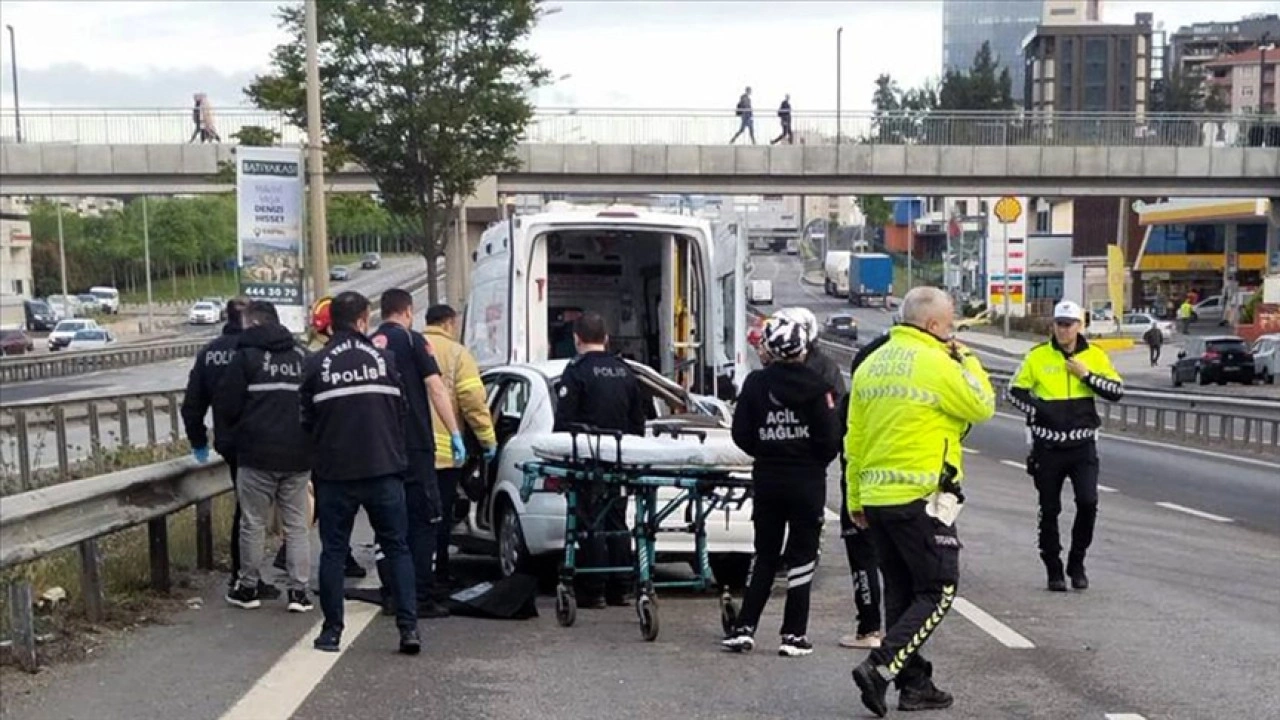 İstanbul'da otomobilin otobüse ve refüje çarptığı kazada 1 kişi öldü, 4 kişi yaralandı