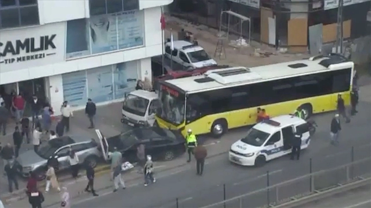 İstanbul'da özel halk otobüsünün karıştığı zincirleme trafik kazasında 4 kişi yaralandı
