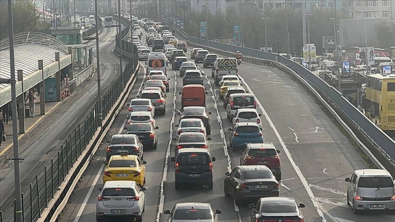 İstanbul'da sabah saatlerine trafik yoğunluğu yaşanıyor