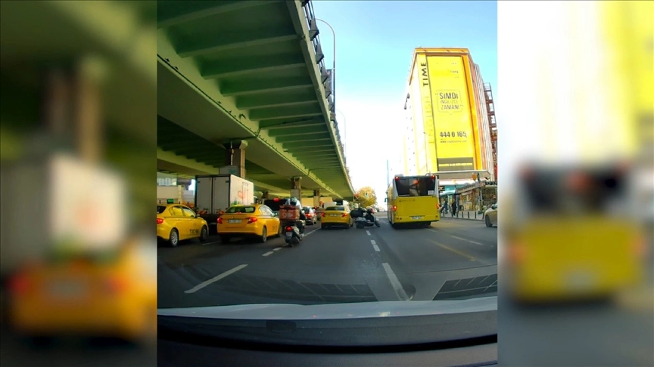 İstanbul'da şerit değiştiren taksinin çarptığı motosikletlinin yola düşmesi kamerada
