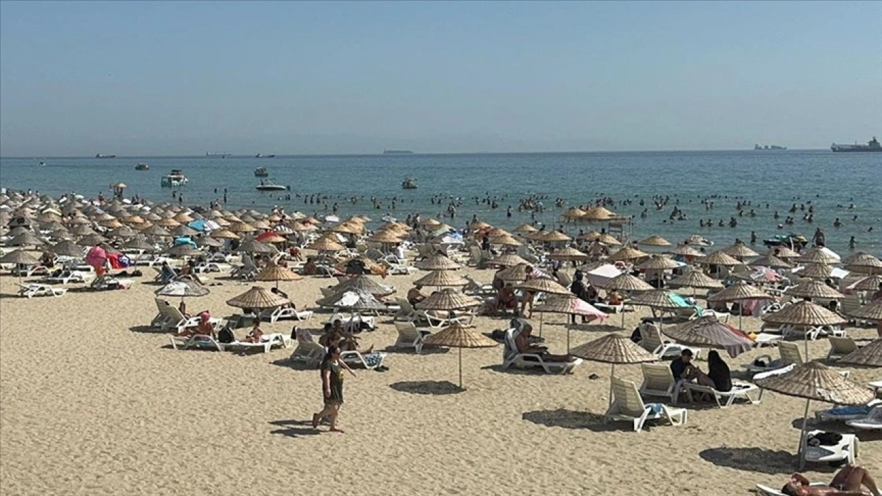 İstanbul'da sıcaktan bunalanlar sahillerde vakit geçirdi