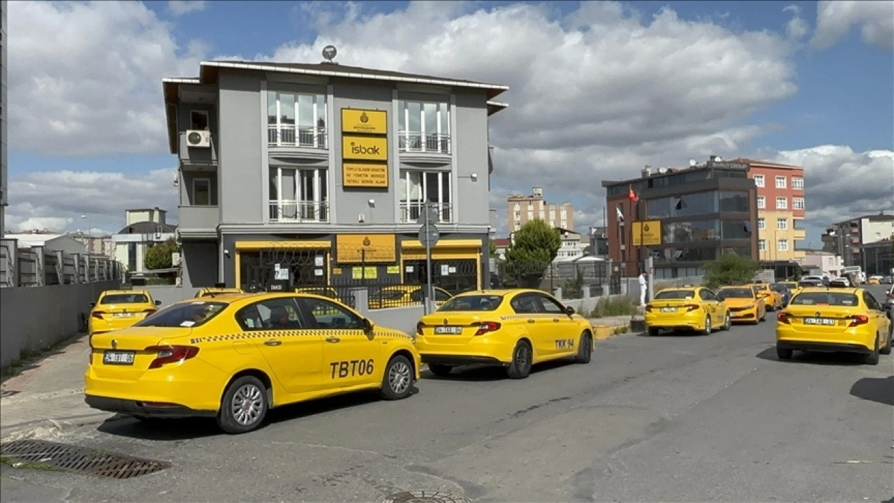 İstanbul'da taksiciler yeni tarife için cihazlarını istasyonlarda güncelletiyor