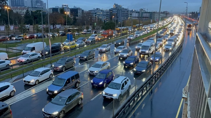 İstanbul'da yağışlı havanın etkisiyle trafik yoğunluğu yaşandı