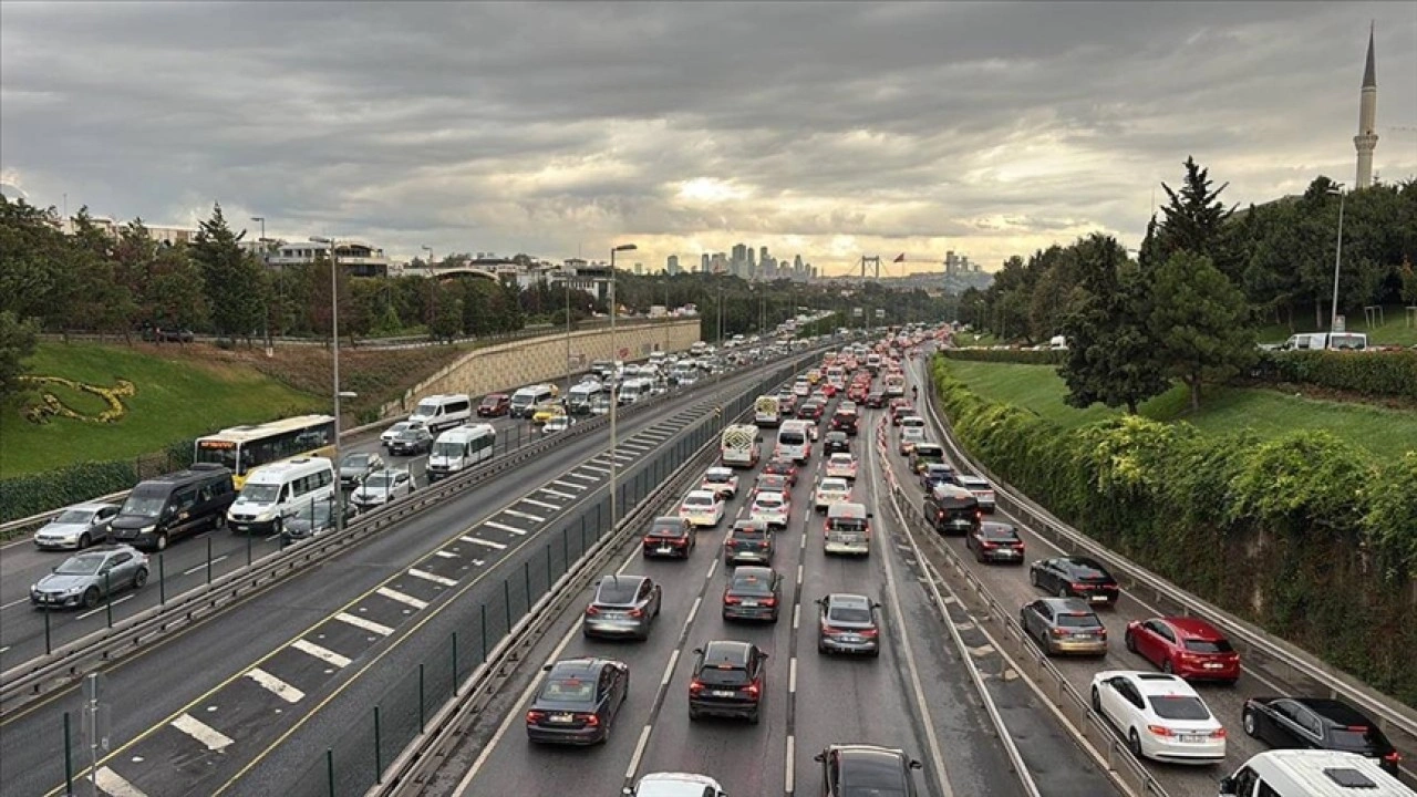 İstanbul'da yeni eğitim öğretim yılının ilk gününde trafik yoğunluğu yaşanıyor