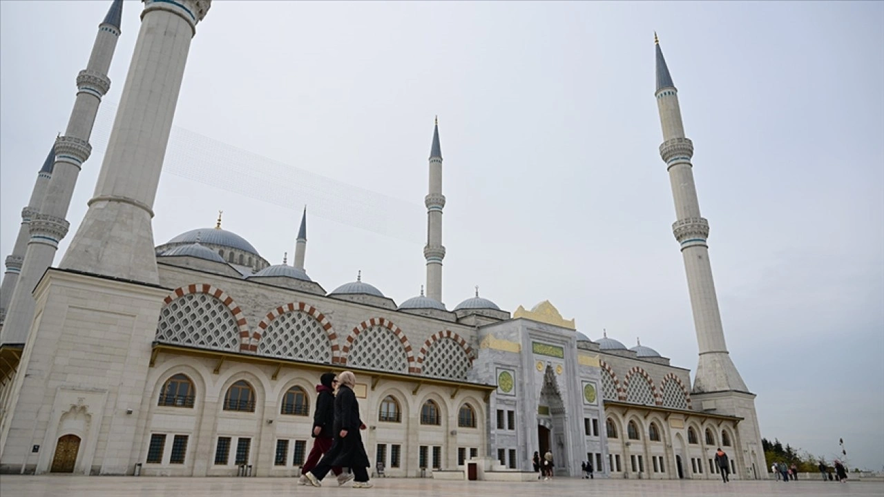 İstanbul'daki 597 camiye 5 dilde karekodla bilgilendirme panosu asıldı