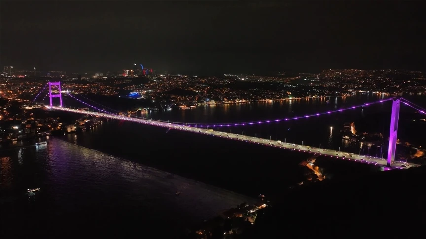 İstanbul'daki iki köprü meme kanseri farkındalığı için pembe renkle aydınlatıldı