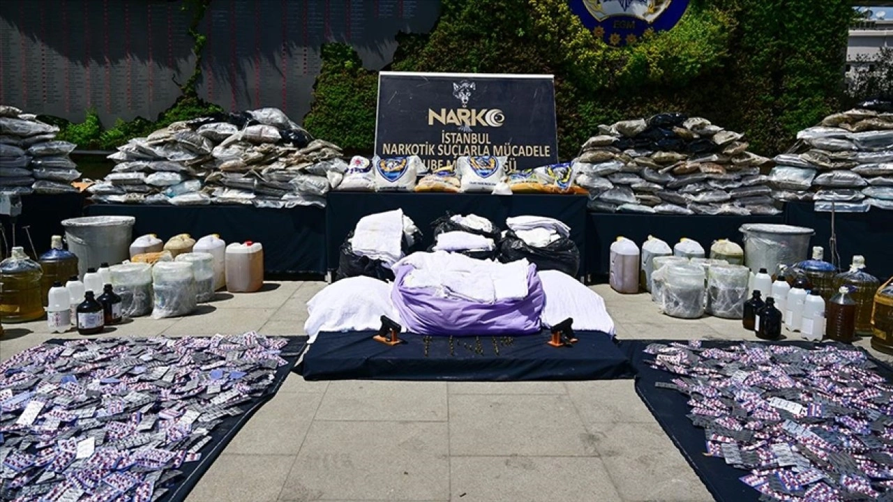 İstanbul'daki operasyonlarda 1 ton 52 kilo 380 gram uyuşturucu ele geçirildi