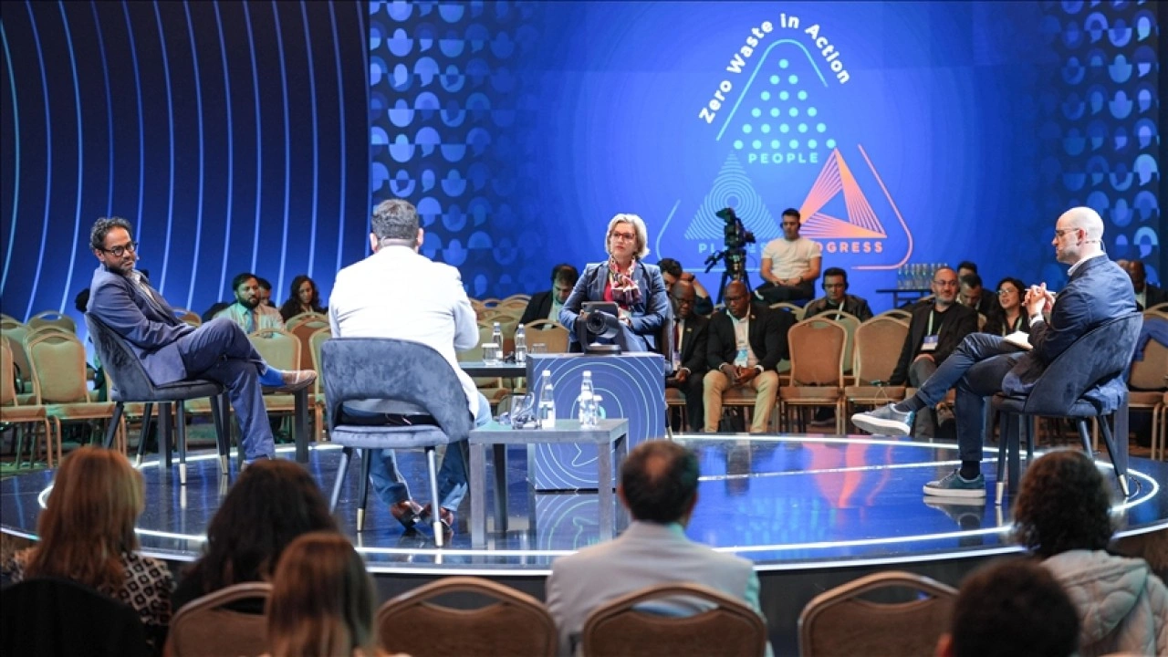 İstanbul'daki Uluslararası Sıfır Atık Forumu'nda yapay zekanın atık yönetimdeki rolü konuş