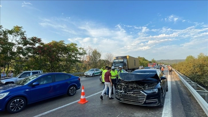 İstanbul-İzmir Otoyolu'ndaki zincirleme kazada 10 kişi yaralandı