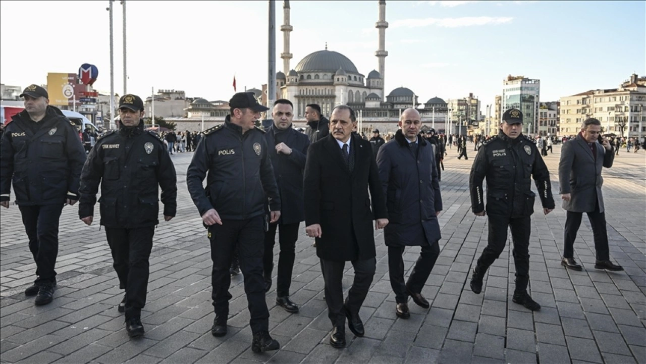 İstanbul, Taksim'de kurulan Mobil Komuta Merkezi'nden anlık izleniyor