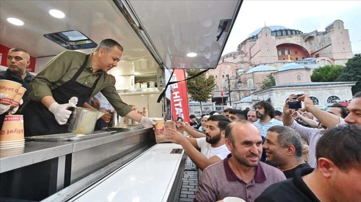 İstanbul Valisi Yerlikaya, Ayasofya'da Roman vatandaşlarla bir araya geldi