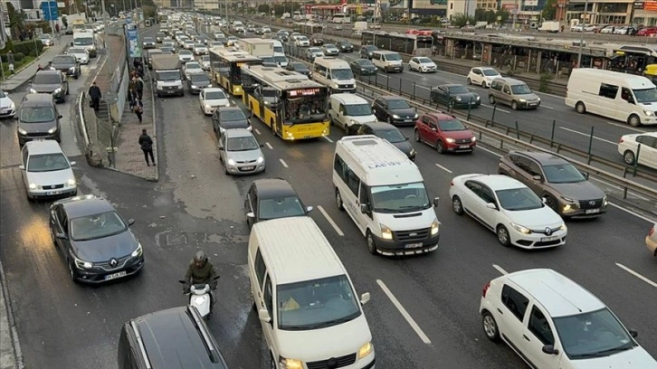 İstanbul'da ara tatilin ardından okulların açılmasıyla trafik yoğunluğu oluştu