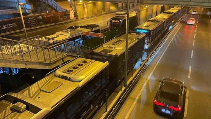 İstanbul'da arızalanan metrobüs yoğunluğa neden oldu