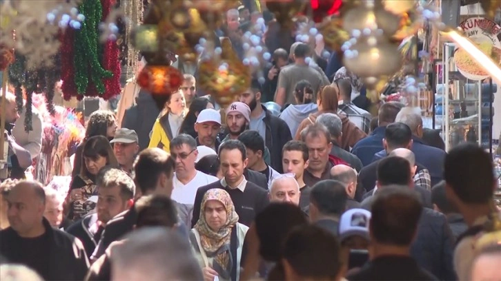 İstanbul'da bayram alışverişi için Eminönü'nü tercih ediliyor