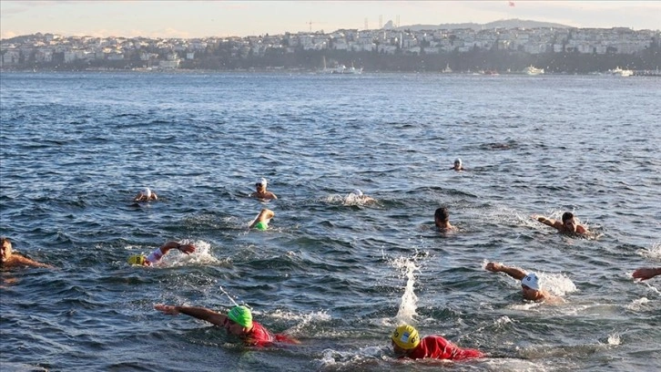 İstanbul'da bir grup yüzücü İsrail'i protesto etmek için kulaç attı