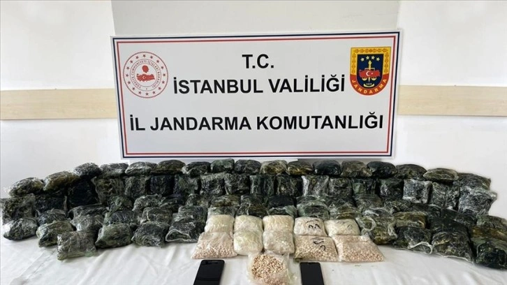 İstanbul'da düzenlenen operasyonda 300 bin uyuşturucu hap ele geçirildi