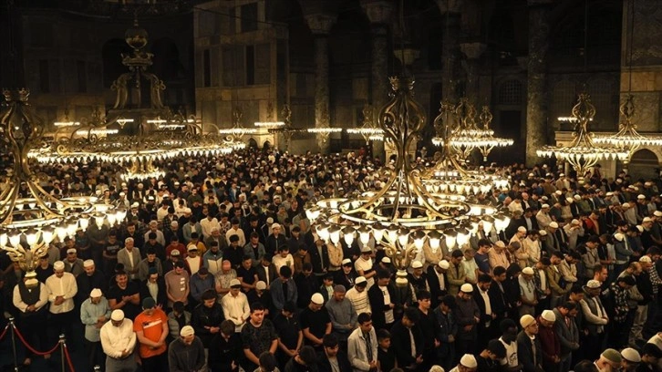 İstanbul'da gençler fethin yıldönümünde sabah namazında buluştu