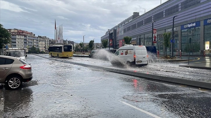 İstanbul'da gök gürültülü sağanak etkili oluyor