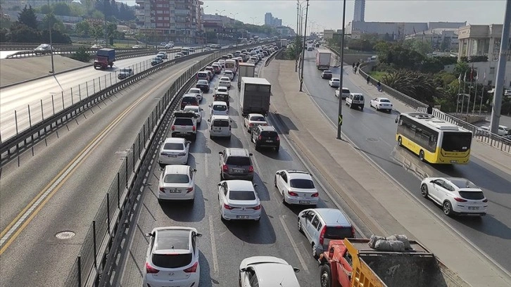 İstanbul'da haftanın ilk gününde trafik yoğunluğu yaşanıyor