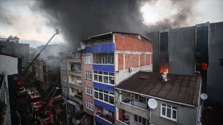 İstanbul'da halı imalathanesinde yangın çıktı