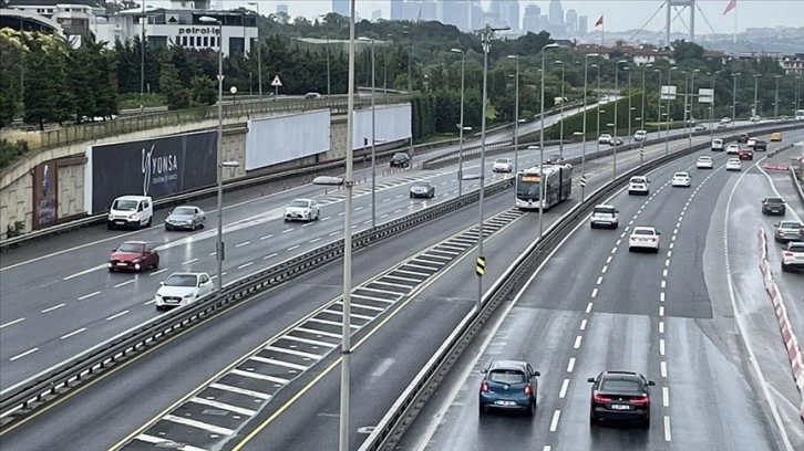 İstanbul'da İBB'nin kaldırdığı dikey bahçelerin yerine reklam panoları asıldı