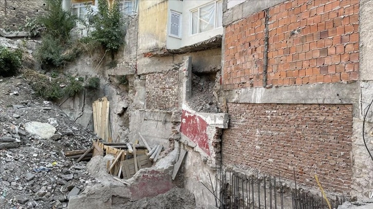 İstanbul'da inşaat kazısı sırasında çevredeki bazı binaların kolonları çatladı