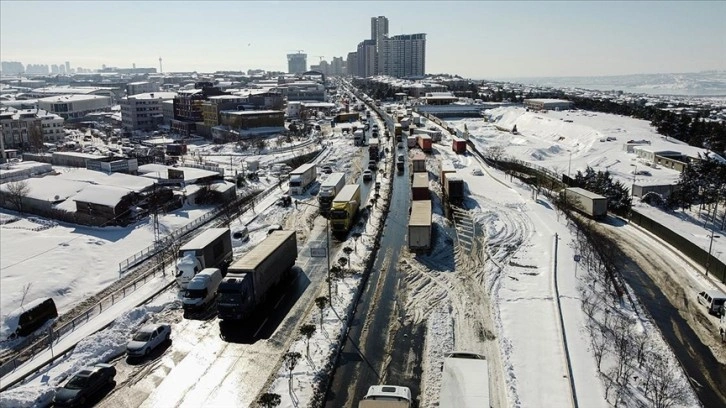 İstanbul'da kar nedeniyle yola bırakılan araçlar kaldırılıyor