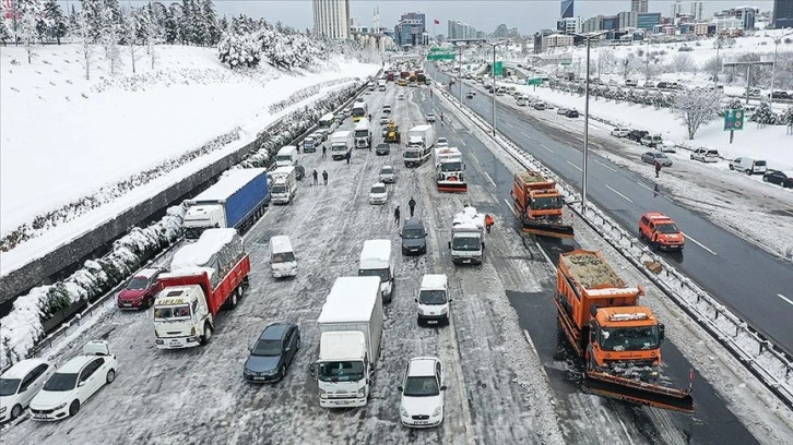 İstanbul'da kar nedeniyle yolda kalan araçlar çekiliyor