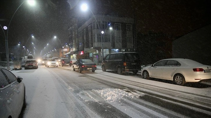 İstanbul'da kar yağışı aralıklarla devam etti