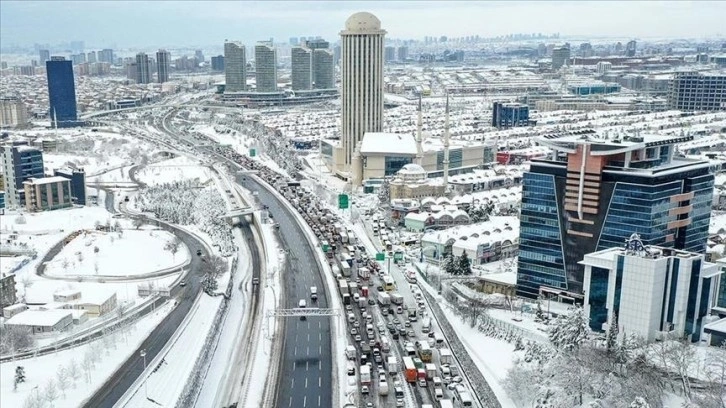 İstanbul'da kar yağışı Mahmutbey bölgesinde hayatı olumsuz yönde etkiledi