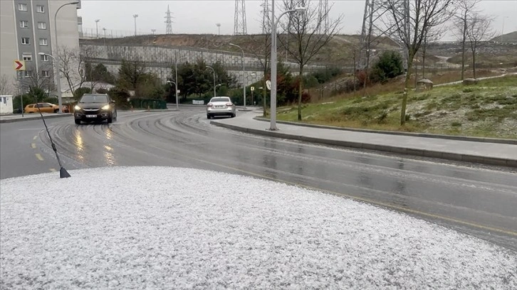 İstanbul'da karla karışık yağmur etkili oldu