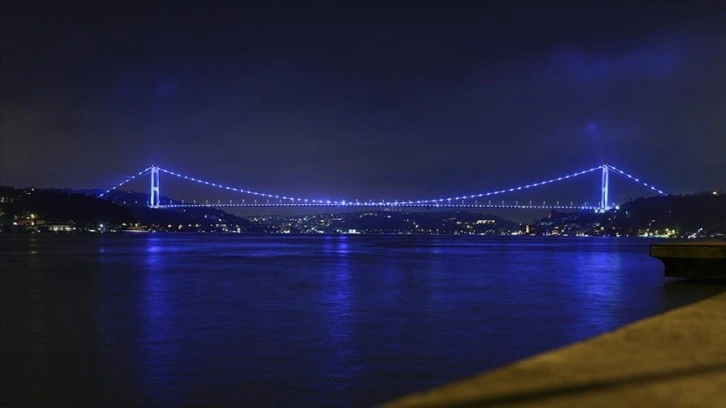 İstanbul’da köprüler Denizcilik ve Kabotaj Bayramı için aydınlatıldı