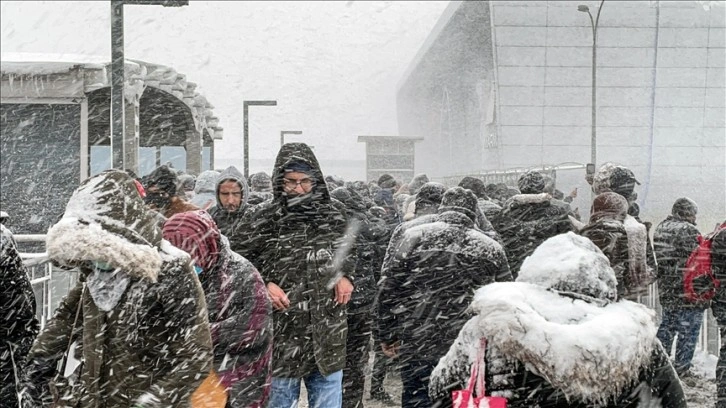 İstanbul'da metro seferleri bugün de saat 02.00'ye kadar uzatıldı