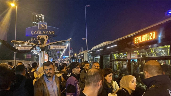İstanbul'da metrobüs arızası duraklarda yolcu yoğunluğuna yol açtı