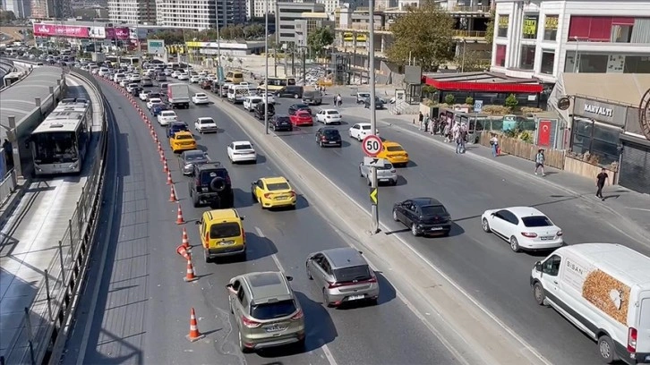 İstanbul'da metrobüs yolundaki bakım nedeniyle trafikte yoğunluk yaşanıyor