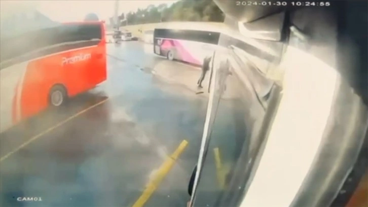 İstanbul'da otogarda iki otobüsün çarpıştığı kaza anı güvenlik kamerasında