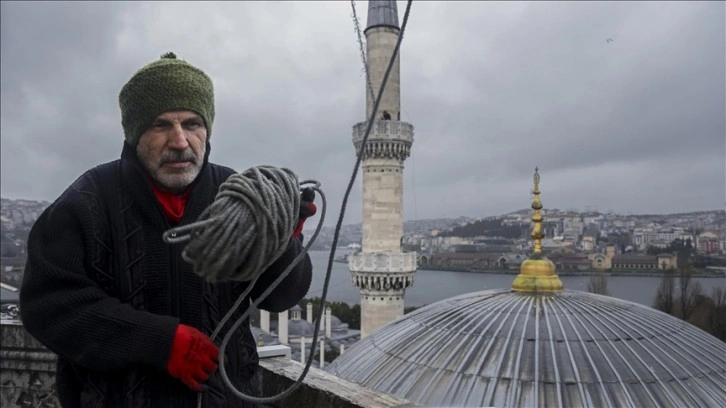 İstanbul'da ramazanın ilk mahyası Eyüp Sultan Camisi'ne asıldı