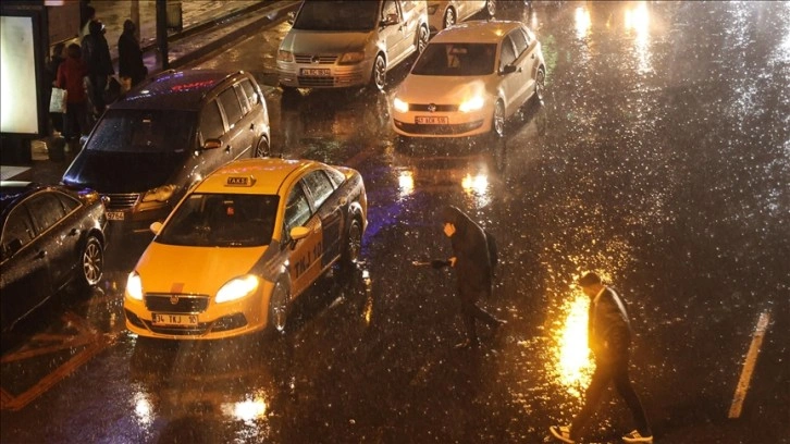 İstanbul'da sağanak ve şiddetli rüzgar hayatı olumsuz etkiliyor