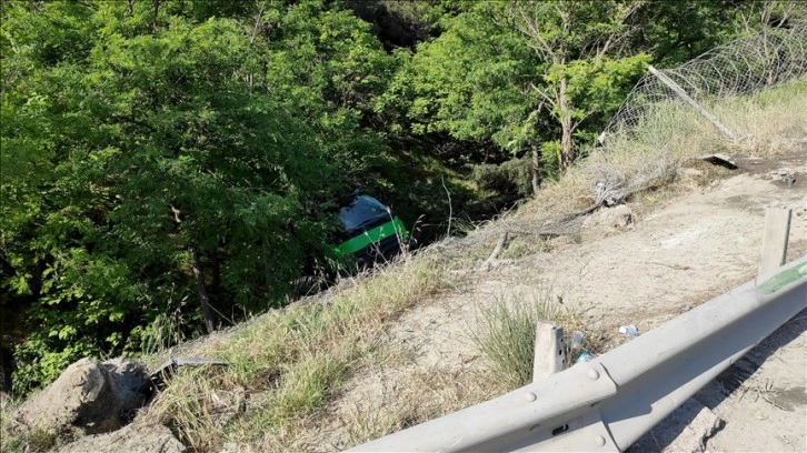 İstanbul'da şarampole düşen İBB'ye ait su tankerindeki 2 kişi yaralandı