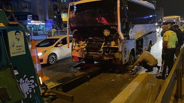 İstanbul'da servis otobüsü ile çekicinin çarpışması sonucu 9 kişi yaralandı