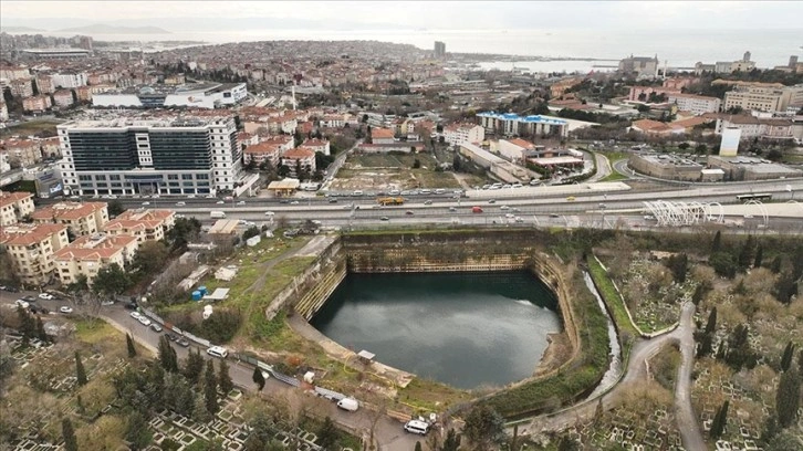İstanbul'da su dolan inşaat temeli Google, Apple ve Yandex haritalarında 'göl' olarak tanımlandı